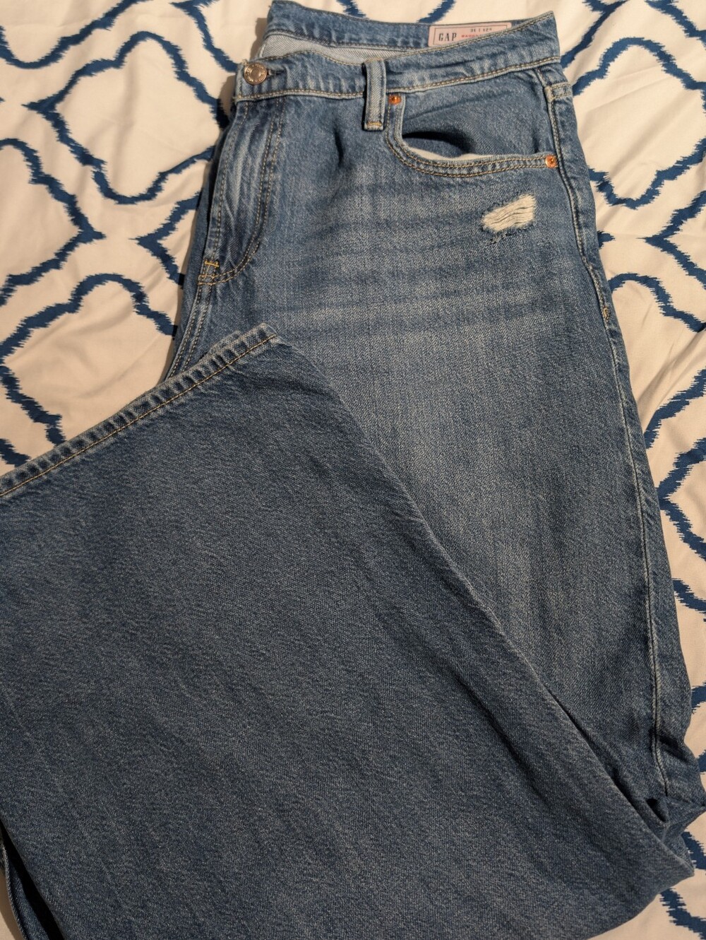 GAP Ladies’s Light Blue Relaxed Wide Leg Jeans with Subtle Distress. 31/30
